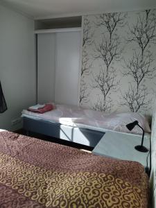 מיטה או מיטות בחדר ב-Lägenhet Nybrovägen