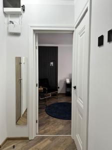 una puerta abierta a una habitación con sala de estar en Priveé Residence, en Caransebeş
