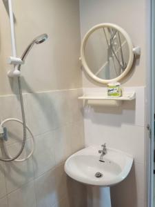 La salle de bains est pourvue d'un lavabo et d'un miroir. dans l'établissement Sarin Guesthouse สาริน, à Koh Tao