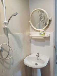 a bathroom with a sink and a mirror at Sarin Guesthouse สาริน in Koh Tao