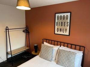 マンチェスターにある3 bedroom house with parkingのベッドルーム1室(壁にポスター付きのベッド1台付)