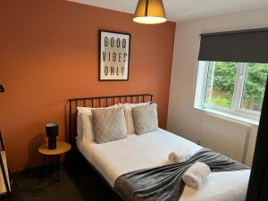 マンチェスターにある3 bedroom house with parkingのタオルが敷かれたベッドのある寝室