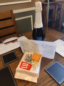 una botella de vino y un libro sobre una mesa en Brads Pad -Ballymena Central-, en Ballymena