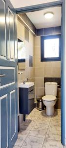 łazienka z toaletą i umywalką w obiekcie Flamingo résidence w mieście Toliara