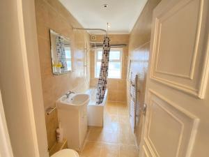 ein kleines Bad mit einem Waschbecken und einem WC in der Unterkunft Stunning 1-Bed Apartment in London in London