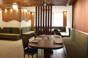 una sala da pranzo con tavolo, sedie, tavolo e sedie. di فندق فاندال a Jazan