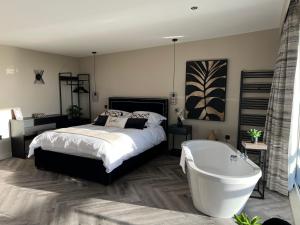 Katil atau katil-katil dalam bilik di Loudoun Mains Luxury Lodges