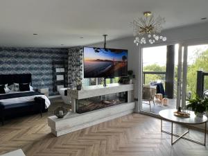 Televisyen dan/atau pusat hiburan di Loudoun Mains Luxury Lodges