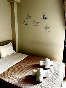 - une chambre avec un lit et des serviettes dans l'établissement Central House Karistos, à Karistos