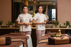 Členové personálu v ubytování Hong Ngoc Dynastie Boutique Hotel & Spa