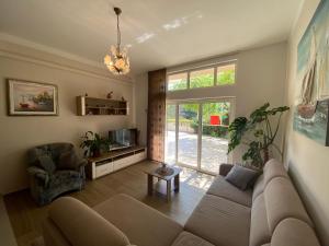 uma sala de estar com um sofá e uma grande janela em apartments Marina,Bikić em Marina