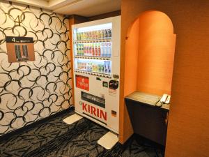 a karma machine in a room with a drink cooler at APA Hotel Kyoto Eki Horikawadori in Kyoto