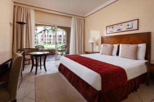 um quarto de hotel com uma cama e uma mesa em Jaz Almaza Beach Resort, Almaza Bay em Marsa Matruh