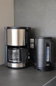 een magnetron en een koffiezetapparaat op een aanrecht bij Ferienwohnung am Rosenberg in Daun