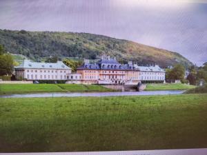 a large building with a mountain in the background at Ferienwohnung zur alten Post in Pirna