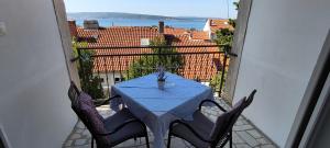 una mesa azul y sillas en el balcón en Bicanic Apartments and Rooms en Crikvenica