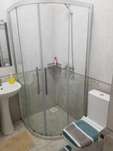 y baño con ducha, aseo y lavamanos. en JVhomestudios-Ndemi gardens apartments en Nairobi