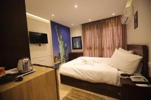 Un pat sau paturi într-o cameră la King Khafren View INN