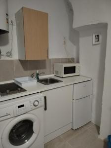 ヘレス・デ・ラ・フロンテーラにあるApartamentos La Campana 5の洗濯機と電子レンジ付きのキッチン +3枚の写真