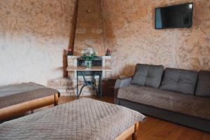 sala de estar con sofá y mesa en Дом с видом на старую крепость, en Kamianets-Podilskyi