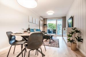 a dining room with a table and chairs at Whiteblue apartamenty Kołobrzeg in Kołobrzeg