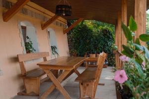 een houten tafel en stoelen op een patio bij Дом с видом на старую крепость in Kamjanets-Podilsky