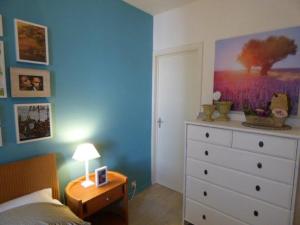 um quarto com uma cama e uma cómoda com um quadro na parede em Vakantie verblijf Oostende em Oostende