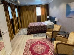 a hotel room with a bed and a couch and chairs at Alanko Lodge in Tornio