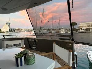 mesa y sillas en un barco con puerto deportivo en MotorYacht 21 avec équipage, en Barcelona