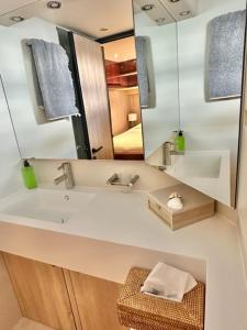 un baño con lavabo y espejo en MotorYacht 21 avec équipage, en Barcelona