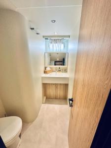 een badkamer met een toilet en een wastafel bij MotorYacht 21 avec équipage in Barcelona