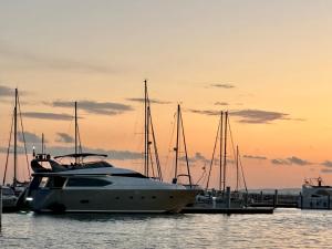 un yate está atracado en un puerto deportivo al atardecer en MotorYacht 21 avec équipage, en Barcelona