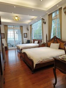 A bed or beds in a room at 清境藝家原德堡 Arts castle