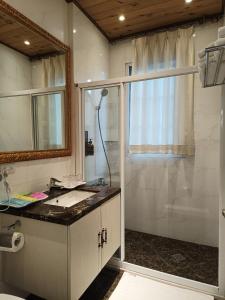 A bathroom at 清境藝家原德堡 Arts castle