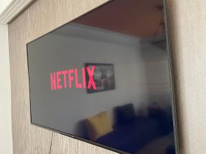 une fenêtre avec un panneau netflix sur un mur dans l'établissement Charmant appart 2 chamb+salon au cœur de la ville!, à Rabat 4 autres photos