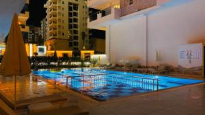 IN+ RESIDENCE في ألانيا: مسبح في فندق بالليل