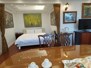 A bed or beds in a room at 清境藝家原德堡 Arts castle