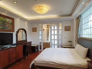 A bed or beds in a room at 清境藝家原德堡 Arts castle
