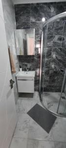 bagno con doccia e lavandino di COSY APPARTEMENT near the sea a Kargicak