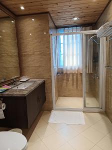 A bathroom at 清境藝家原德堡 Arts castle