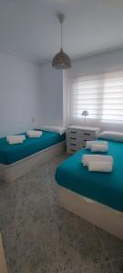 Postel nebo postele na pokoji v ubytování Acogedor apartamento en Daimús a 150 metros de la playa con parking privado y piscinas comunitarias + 18 fotografií