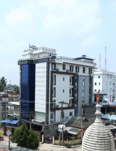 um edifício alto com um azul e branco em Hotel Blue Bird, Nagaon em Nowgong