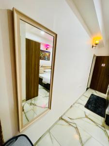ein Spiegel an der Wand in einem Zimmer in der Unterkunft Airport Bliss Apartment+Balcony & Netflix + Prime in Jaipur