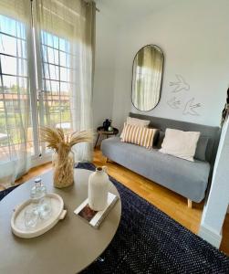 uma sala de estar com um sofá e uma mesa em Estilosa casa golf em Gorraiz