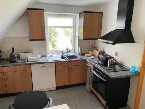 una cucina con lavello e fornello forno superiore di Idyllische Ferienwohnung a Wittenburg