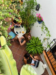 Marbella Village في مربلة: كانتا جالستين على طاولة مع أجهزة اللاپتوپ الخاصة بهن