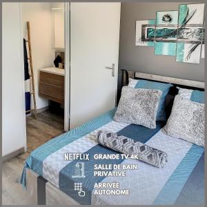 1 dormitorio con 1 cama con sábanas azules y espejo en Chambre Songe dans maison au calme, en Compiègne