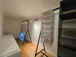 um quarto com um tripé, uma prateleira e um espelho em Navigli Design Loft - 7 stops from Duomo, AC, Netflix em Milão