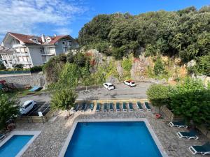 an overhead view of a swimming pool in front of a house at Apartamentos Los Arces in Isla