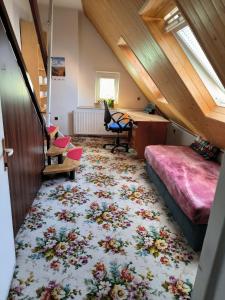 um quarto no sótão com uma cama e uma secretária em Ubytování Opava em Opava